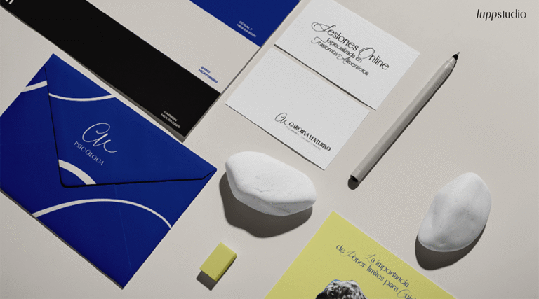 Papelería corporativa de marca con sobres, tarjetas de presentación, hojas y elementos de papelería en tonos azul, blanco y negro, diseñada con estilo profesional y minimalista.
